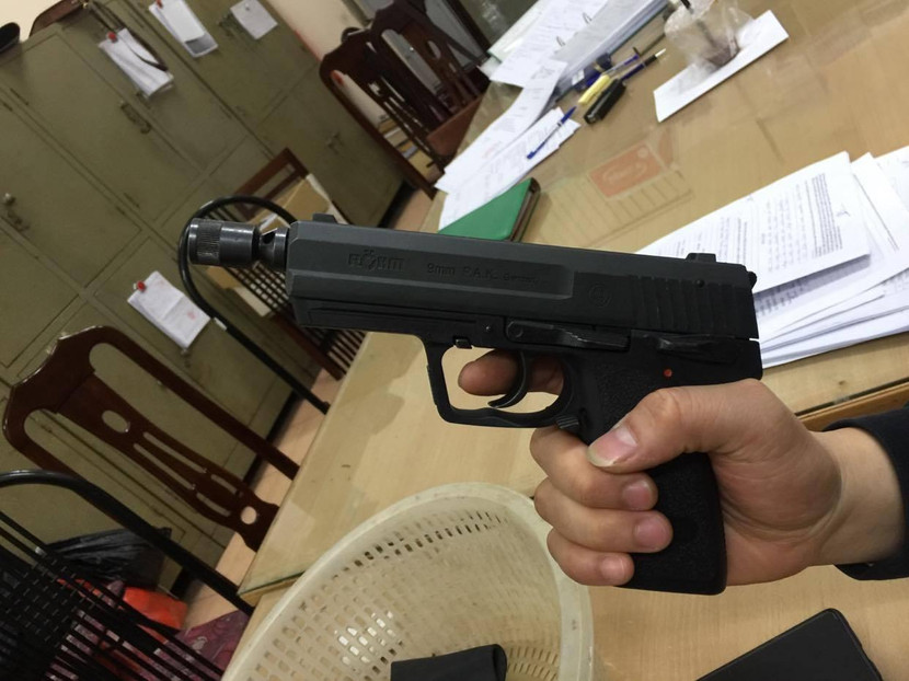 Thậm chí, đầu nòng súng còn gắn thiết bị giảm thanh