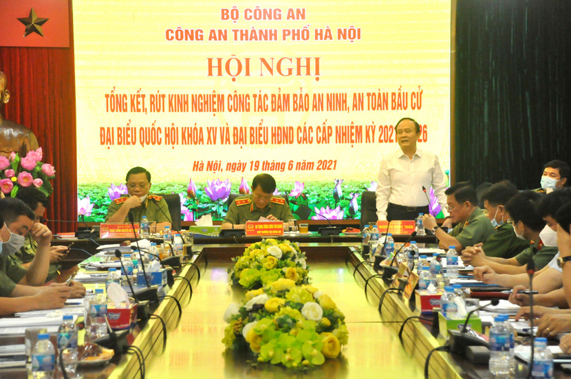 Đồng chí Nguyễn Ngọc Tuấn, Chủ tịch HĐND TP Hà Nội biểu dương CATP Hà Nội trong công tác đảm bảo tuyệt đối an toàn cuộc bầu cử