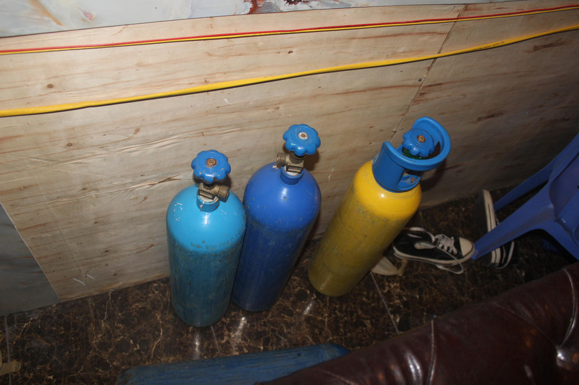 Nhiều bình khí cười được chủ cơ sở cất giấu để phục vụ khách