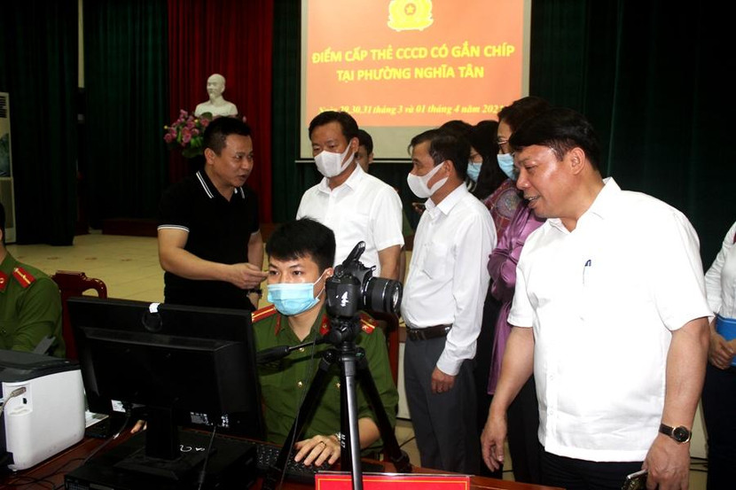 Đoàn kiểm tra nghe Lãnh đạo CAQ Cầu Giấy báo cáo về tiến độ thực hiện cấp căn cước công dân gắn chíp ngay tại nơi làm thủ tục