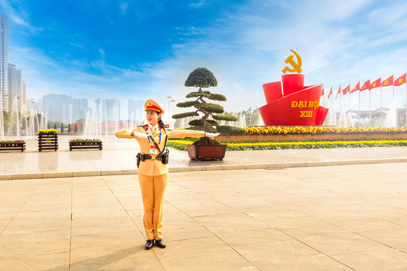 Những động tác hướng dẫn, xếp xe thành thục, chuyên nghiệp, tác phong hiện đại, dễ mến của các nữ CSGT đã tạo nên hình ảnh đẹp, thân thiện trong lòng nhân dân và các đại biểu Những động tác hướng dẫn, xếp xe thành thục, chuyên nghiệp, tác phong hiện đại, dễ mến của các nữ CSGT đã tạo nên hình ảnh đẹp, thân thiện trong lòng nhân dân và các đại biểu