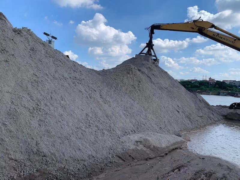 Số tiền thu lợi bất chính của các đối tượng khai thác cát trái phép lên tới nhiều tỷ đồng