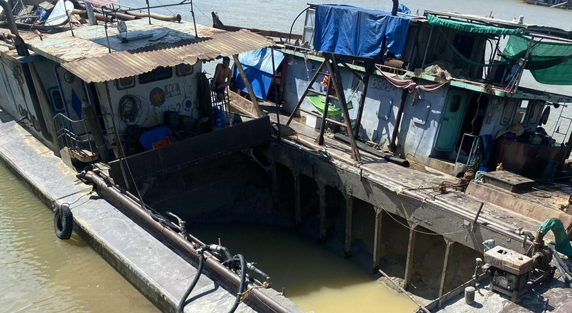 Các phương tiện khai thác cát trái phép bị lực lượng Công an phát hiện, bắt quả tang