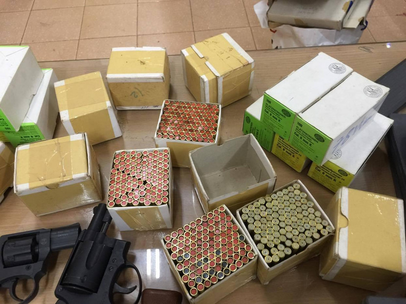 Hàng nghìn viên đạn đi kèm các loại súng này cũng được đại diện Công ty trên giao nộp cơ quan Công an
