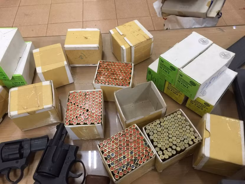 Hàng nghìn viên đạn đi kèm các loại súng này cũng được đại diện Công ty trên giao nộp cơ quan Công an
