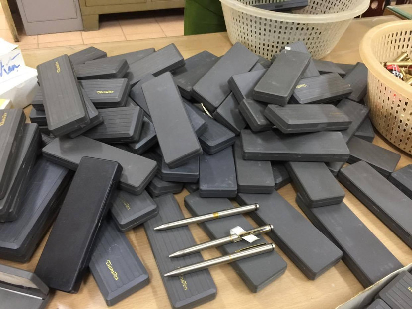 Ngoài ra còn có hàng trăm khẩu súng dạng bút