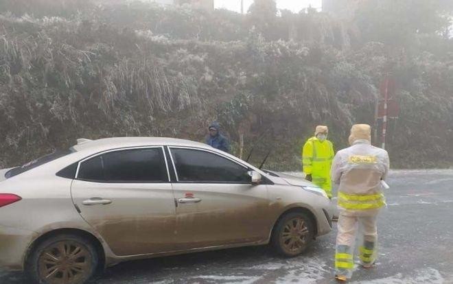 CSGT hướng dẫn các phương tiện đi lại an toàn khi đường đóng băng