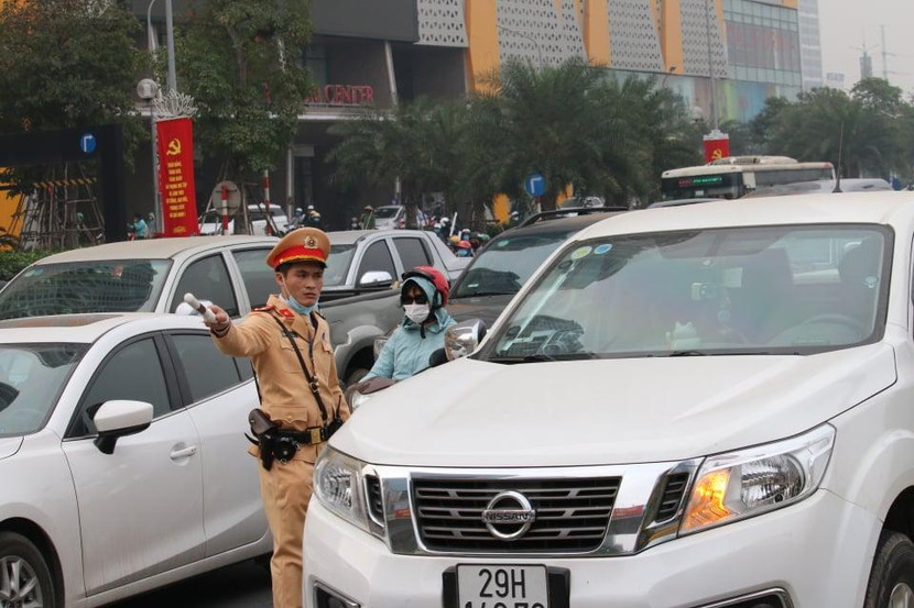 Giao thông tại các ngã tư đều có CSGT được tăng cường phân luồng, hướng dẫn cho người dân tránh ùn tắc