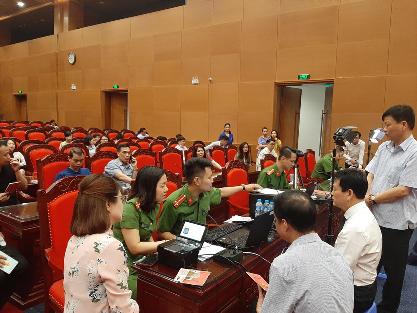 Hệ thống máy móc, thiết bị và CBCS được tăng cường phục vụ tối đa, hiệu quả, nhanh chóng cho nhu cầu cấp CCCD gắn chíp của cán bộ công nhân viên