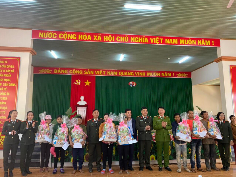 Lãnh đạo các đơn vị tặng quà Tết cho người dân trên địa bàn Lãnh đạo các đơn vị tặng quà Tết cho người dân trên địa bàn