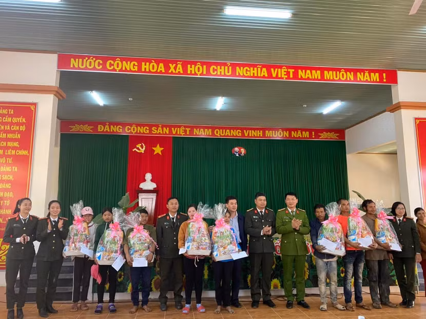 Lãnh đạo các đơn vị tặng quà Tết cho người dân trên địa bàn