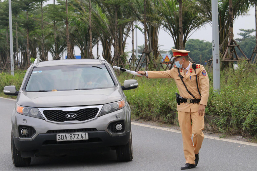 Đội CSGT số 10 tăng cường kiểm tra nhằm phát hiện vi phạm và phòng ngừa không để xảy ra TNGT