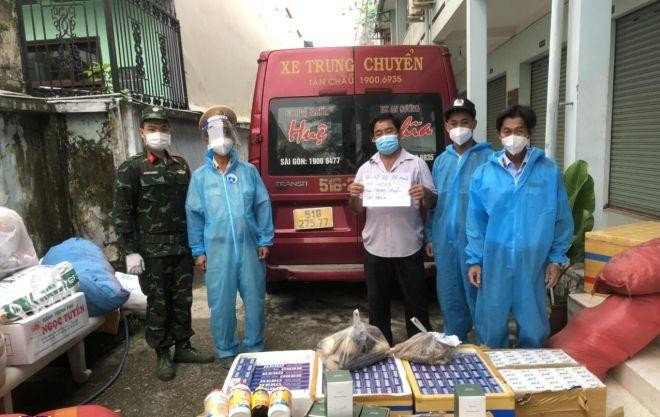 Tổ công tác phát hiện, thu giữ số hàng lậu trên xe khách