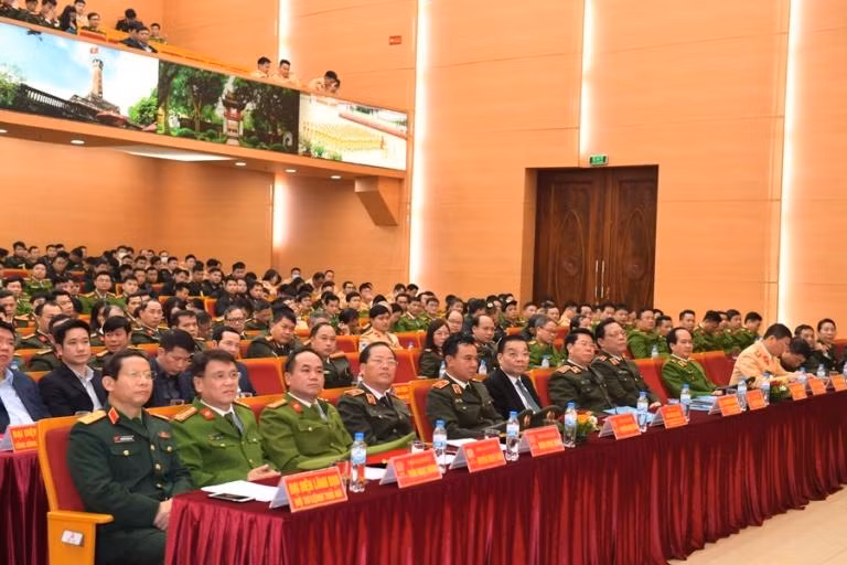 Các đồng chí Lãnh đạo Bộ Công an, UBND TP Hà Nội...nghe đại diện CATP Hà Nội báo cáo các phương án bảo vệ tuyệt đối ANTT Đại hội Đảng lần thứ XIII