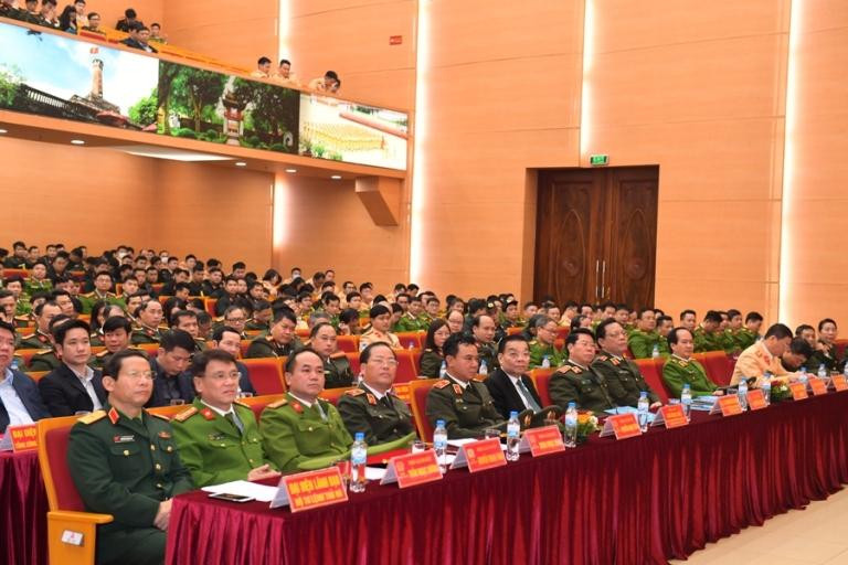 Các đồng chí Lãnh đạo Bộ Công an, UBND TP Hà Nội...nghe đại diện CATP Hà Nội báo cáo các phương án bảo vệ tuyệt đối ANTT Đại hội Đảng lần thứ XIII