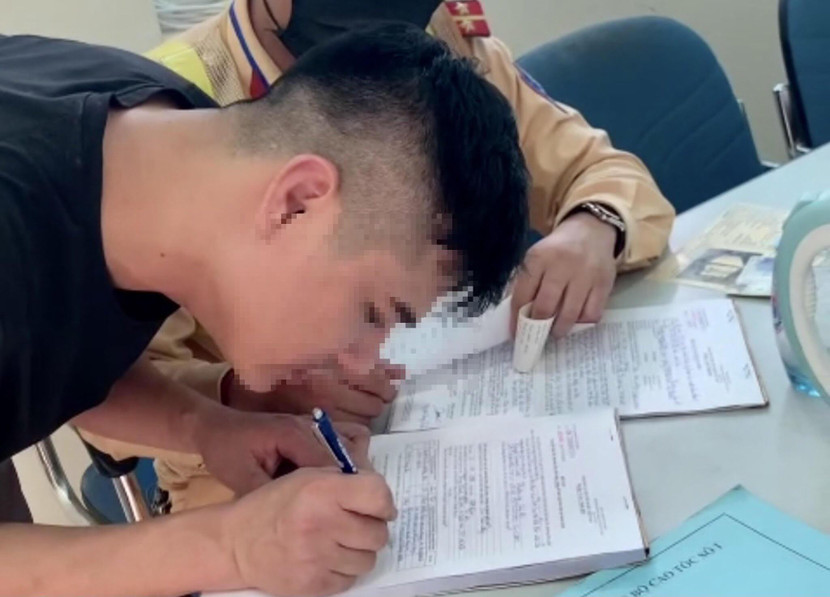 Lái xe đi ngược chiều bị CSGT lập biên bản xử phạt Lái xe đi ngược chiều bị CSGT lập biên bản xử phạt