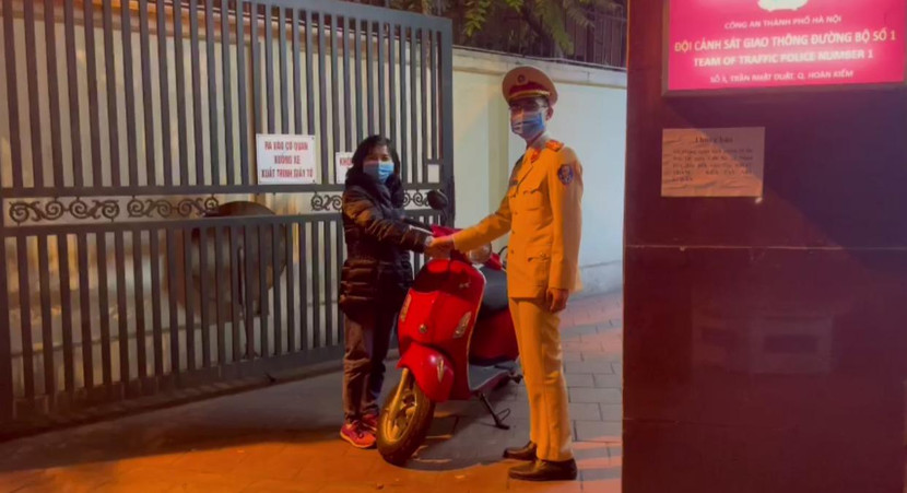 Chị Linh xúc động cảm ơn CSGT và người dân đã giúp đỡ lấy lại tài sản bị trộm cắp