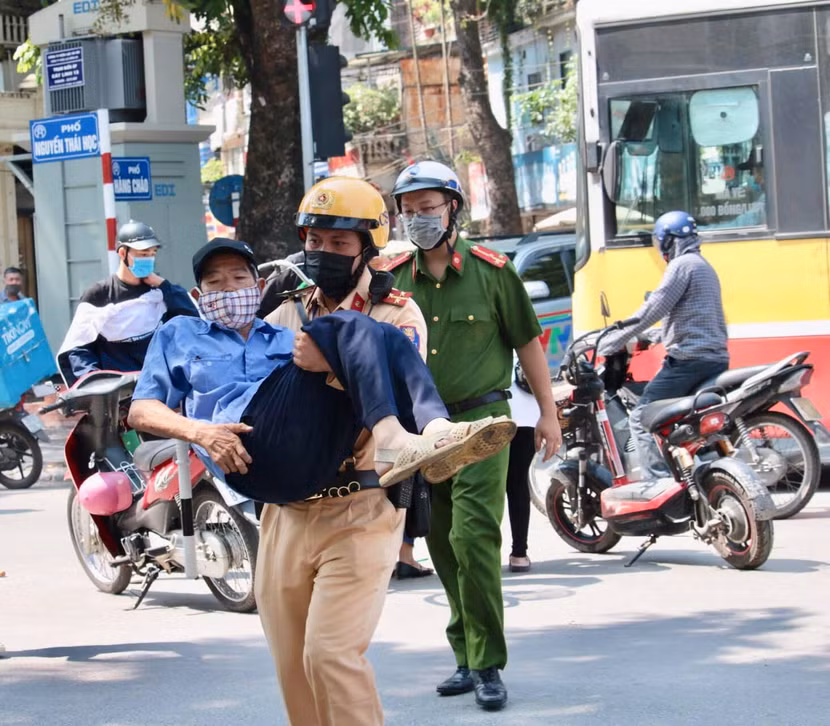 CBCS của Đội CSGT số 2 và toàn bộ lực lượng CSGT Thủ đô hỗ trợ, giúp đỡ người dân gặp nạn trên đường, đảm bảo an toàn cho nhân dân khi tham gia giao thông cũng như tất cả các cử tri tham gia bỏ phiếu bầu cử