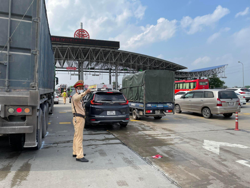 Từ trong nội đô cho đến các tuyến Quốc lộ, cửa ngõ ra vào thành phố, Phòng CSGT đều tham gia tăng cường lực lượng, phối hợp chặt chẽ với các đơn vị chức năng đảm bảo tuyệt đối an toàn giao thông, phục vụ thành công ngày hội bầu cử