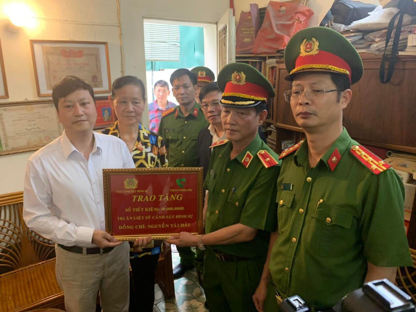 Các đồng chí lãnh đạo Cục CSHS và Phòng CSHS, ngân hàng đến thăm, trao quà và cuốn sổ tiết kiệm trị giá 30 triệu đồng cho thân nhân gia đình liệt sỹ Nguyễn Tài Hải Các đồng chí lãnh đạo Cục CSHS và Phòng CSHS, ngân hàng đến thăm, trao quà và cuốn sổ tiết kiệm trị giá 30 triệu đồng cho thân nhân gia đình liệt sỹ Nguyễn Tài Hải