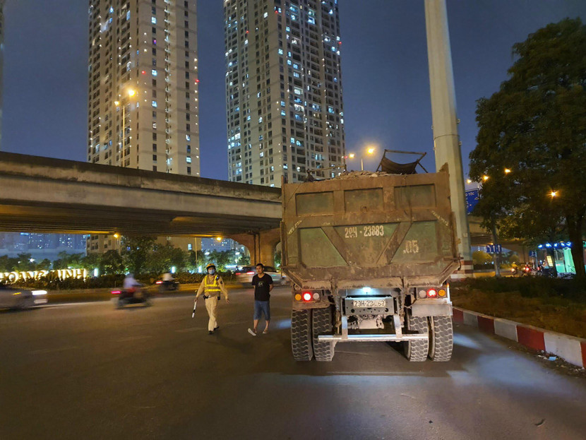 Việc kiểm tra của CSGT đối với từng xe tải mất khá nhiều thời gian bởi các lái xe thường không hợp tác