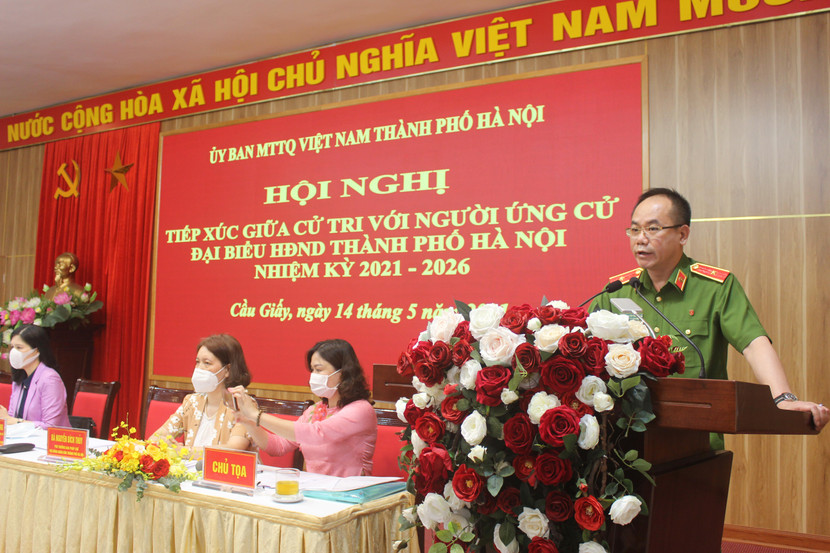 Thiếu tướng Nguyễn Thanh Tùng, Phó Giám đốc CATP Hà Nội trình bày chương trình hành động và hứa trước cử tri tại buổi tiếp xúc