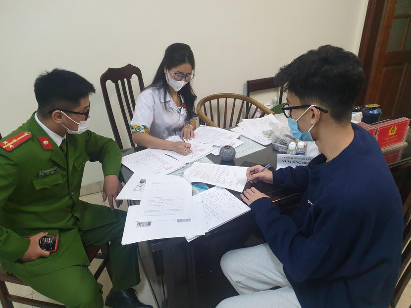 Những người dân không đeo khẩu trang nơi công cộng cũng bị xử phạt Những người dân không đeo khẩu trang nơi công cộng cũng bị xử phạt