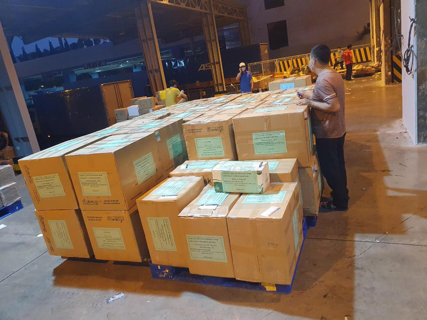 Hàng trăm kiện hàng gồm các thiết bị y tế, nhu yếu phẩm được Sở Y tế tỉnh Bắc Ninh chuyển tặng các BV tại TP Hồ Chí Minh