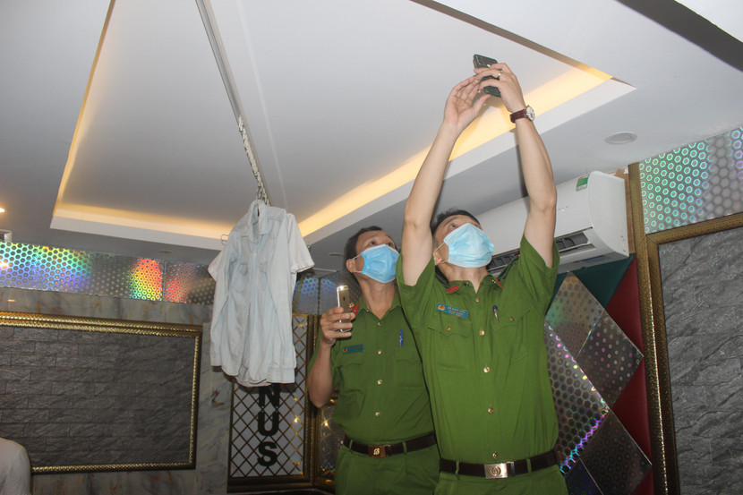 Mọi ngóc nghách của các căn phòng đều được CAQ Cầu Giấy kiểm tra kỹ để phát hiện, xử lý triệt để các vi phạm