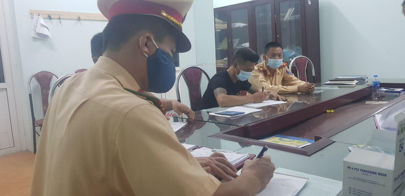 CSGT xử phạt nhiều trường hợp vi phạm trong phòng, chống dịch, tiềm ẩn nguy cơ xảy ra tai nạn, dịch bệnh Covid-19 CSGT xử phạt nhiều trường hợp vi phạm trong phòng, chống dịch, tiềm ẩn nguy cơ xảy ra tai nạn, dịch bệnh Covid-19