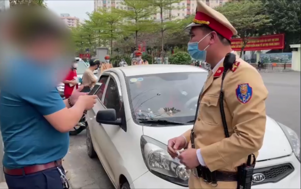 CSGT lập biên bản xử lý vi phạm lái xe uống bia rượu