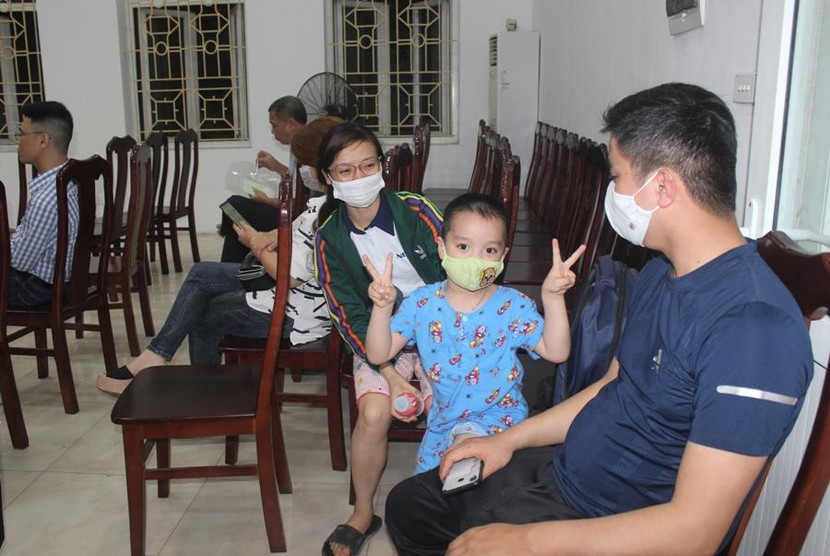 Các cháu nhỏ bày tỏ niềm vui mừng, chiến thắng trong "ngày hội" cấp căn cước công dân gắn chíp cùng bố mẹ