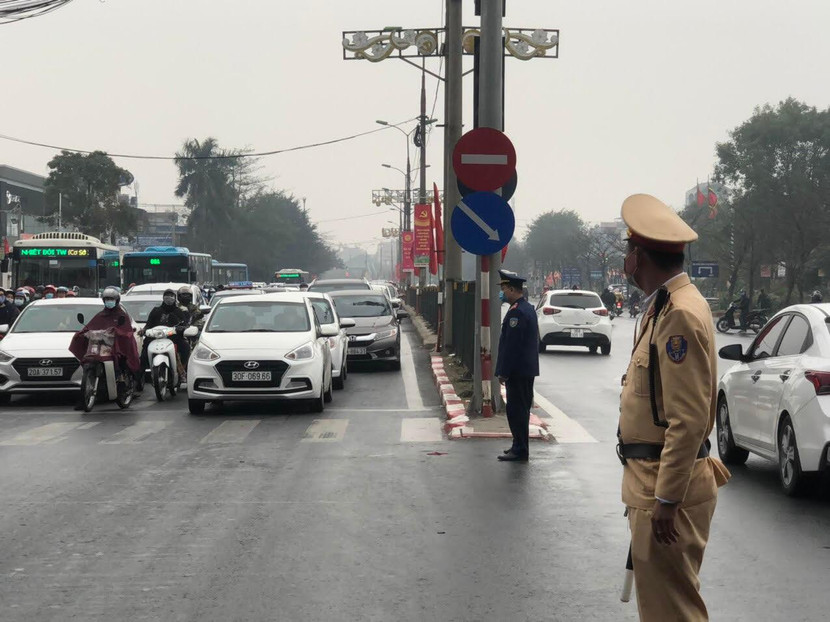 Đội CSGT số 14 tăng cường quân số đảm nhận nhiệm vụ phân luồng tại tất cả các ngã tư, điểm nút quan trọng ở cửa ngõ phía Nam, đón người dân về Hà Nội an toàn, thông suốt Đội CSGT số 14 tăng cường quân số đảm nhận nhiệm vụ phân luồng tại tất cả các ngã tư, điểm nút quan trọng ở cửa ngõ phía Nam, đón người dân về Hà Nội an toàn, thông suốt