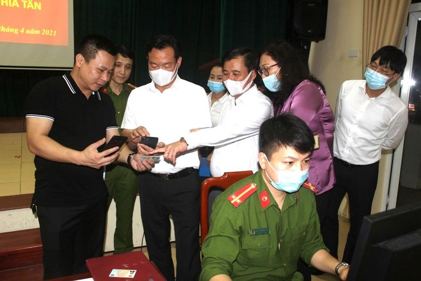 Thiếu tá Lê Thế Tùng, Phó trưởng CAQ Cầu Giấy giới thiệu trực tiếp với đồng chí Chủ tịch UBND quận Cầu Giấy về thẻ căn cước công dân gắn chíp trên nền tảng di động số