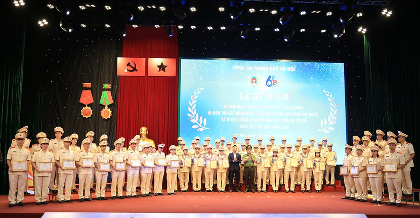 Giám đốc CATP Hà Nội và đại diện Lãnh đạo Thành đoàn Hà Nội trao khen các gương mặt đoàn viên trẻ xuất sắc tiêu biểu CATP