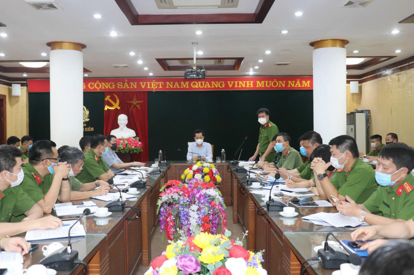 Đại tá Hà Mạnh Hùng, Bí thư Đảng ủy, Trưởng CAQ Hoàn Kiếm hứa trước đồng chí Bí thư và Chủ tịch UBND quận, CBCS CAQ Hoàn Kiếm đã sẵn sàng, hoàn thành mọi mục tiêu, yêu cầu nhiệm vụ Đại tá Hà Mạnh Hùng, Bí thư Đảng ủy, Trưởng CAQ Hoàn Kiếm hứa trước đồng chí Bí thư và Chủ tịch UBND quận, CBCS CAQ Hoàn Kiếm đã sẵn sàng, hoàn thành mọi mục tiêu, yêu cầu nhiệm vụ