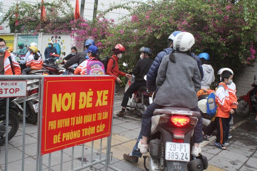 Khu vực để xe được dựng hàng rào phục vụ cha mẹ học sinh đưa đón con đến trường đảm bảo an toàn, thông thoáng Khu vực để xe được dựng hàng rào phục vụ cha mẹ học sinh đưa đón con đến trường đảm bảo an toàn, thông thoáng