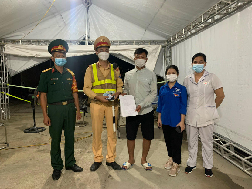 Tổ công tác trao lại tài sản cho anh Hiếu trong niềm vui xúc động của người dân