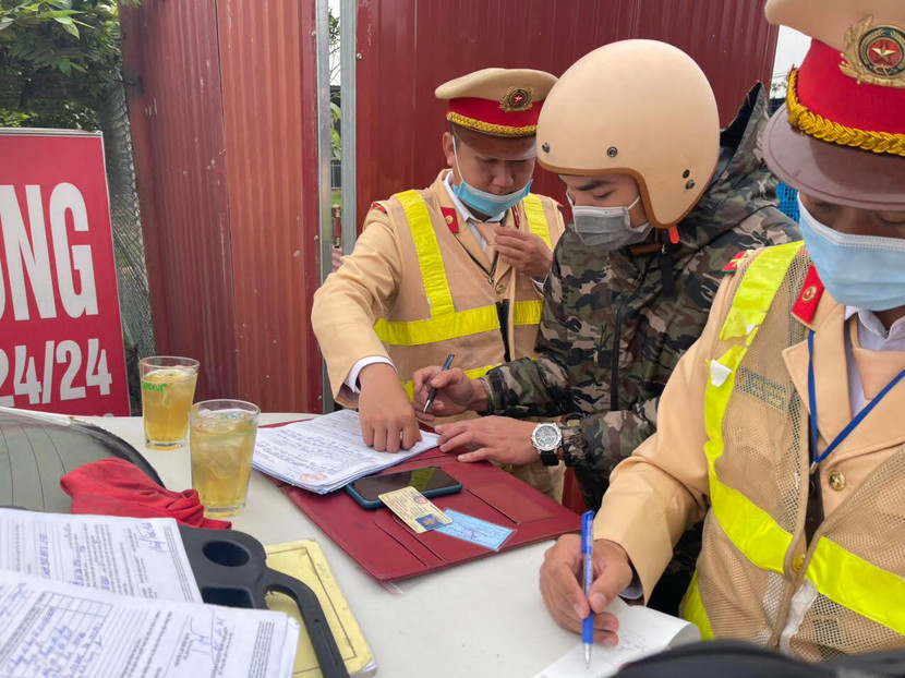 Qua kiểm tra, nhiều lái xe đã vi phạm nồng độ cồn, buộc phải ký vào biên bản xử phạt