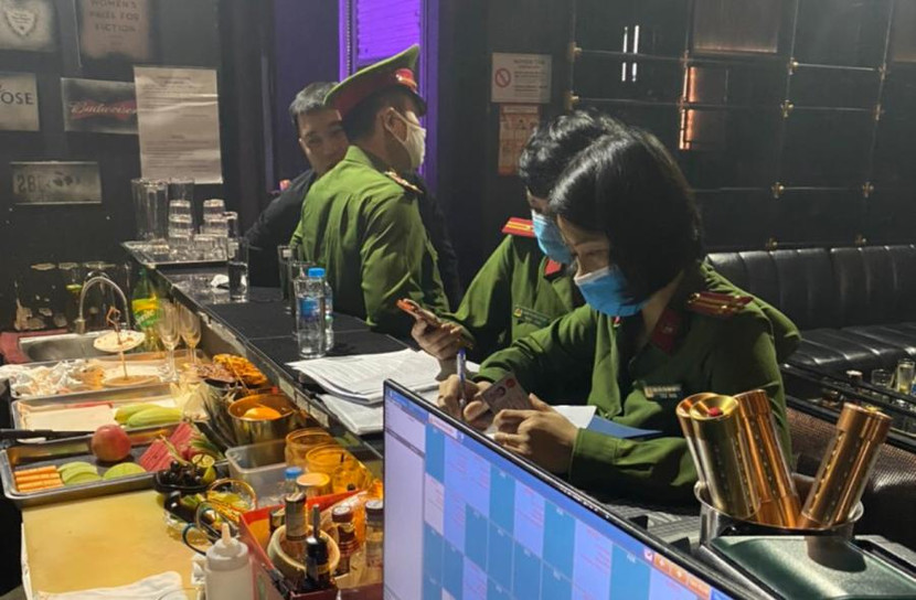 Tổ công tác của CAQ Hoàn Kiếm cùng CAP Hàng Buồm lập biên bản xử lý nghiêm vi phạm của quán bar