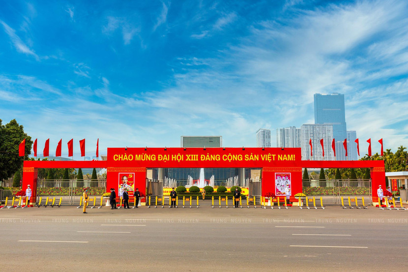 Khu vực trước cổng Trung tâm Hội nghị Quốc gia ở Đại lộ Thăng Long luôn có lực lượng CSGT túc trực, đảm bảo ATGT Khu vực trước cổng Trung tâm Hội nghị Quốc gia ở Đại lộ Thăng Long luôn có lực lượng CSGT túc trực, đảm bảo ATGT