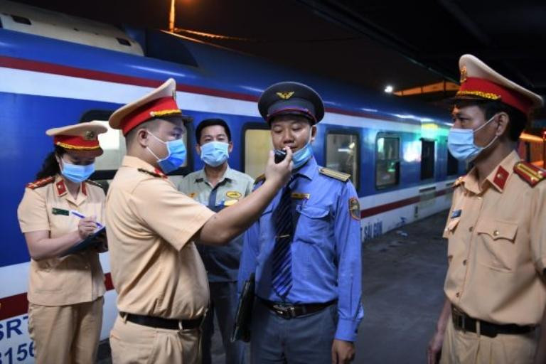 CSGT kiểm tra nồng độ cồn của các lái tàu và tuyên truyền phòng, chống dịch Covid-19 CSGT kiểm tra nồng độ cồn của các lái tàu và tuyên truyền phòng, chống dịch Covid-19