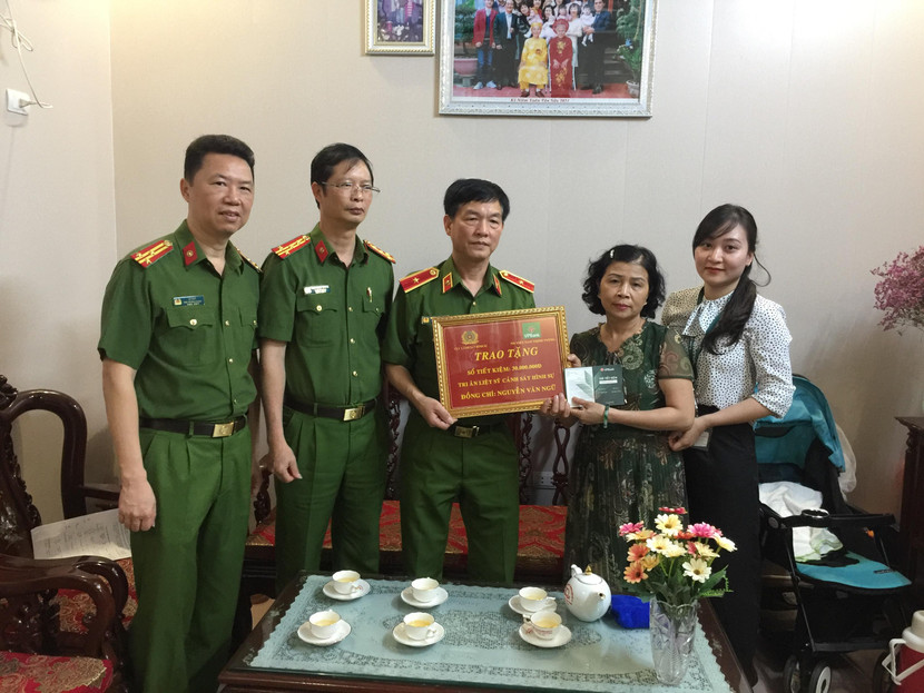 Đại diện Lãnh đạo Cục CSHS, Phòng CSHS CATP Hà Nội trao tặng số tiết kiệm 30 triệu đồng tới thân nhân gia đình liệt sỹ Nguyễn Văn Ngữ Đại diện Lãnh đạo Cục CSHS, Phòng CSHS CATP Hà Nội trao tặng số tiết kiệm 30 triệu đồng tới thân nhân gia đình liệt sỹ Nguyễn Văn Ngữ