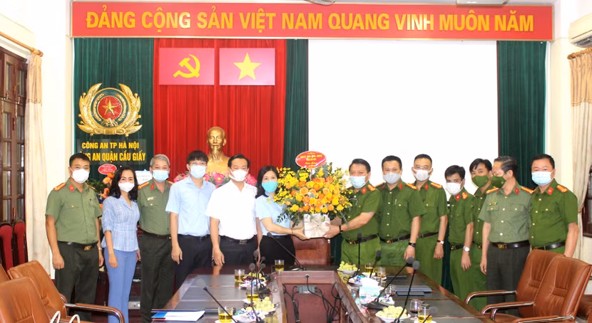 Lãnh đạo Quận ủy, UBND quận Cầu Giấy thăm, chúc mừng Ban chỉ huy CAQ Cầu Giấy nhân kỷ niệm 76 năm Ngày truyền thống CAND
