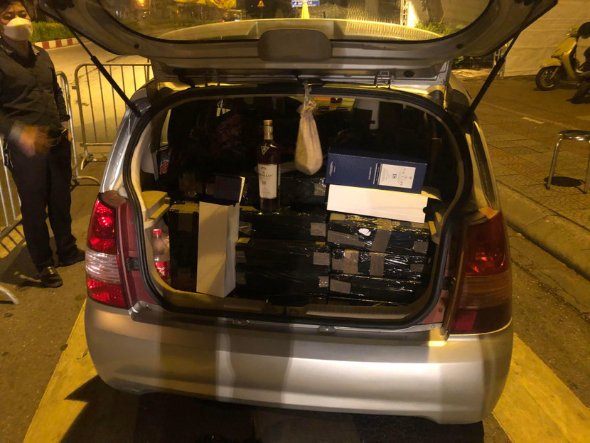 Hàng trăm chai rượu ngoại nhập lậu với trị giá lớn đã bị CSGT phát hiện