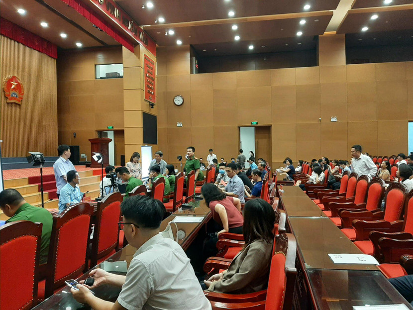 Đối với những cán bộ công nhân viên bận ban ngày, họ có thể nán lại trụ sở ít phút để cấp vào buổi tối