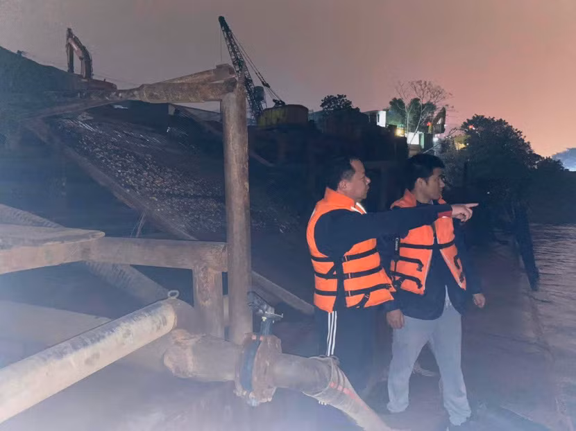 Trung tá Đỗ Trọng Tuân, Đội trưởng Đội Cảnh sát đường thủy số 2 chỉ cho PV Báo ANTĐ các hướng tấn công của trinh sát quây trọn 3 tàu vi phạm