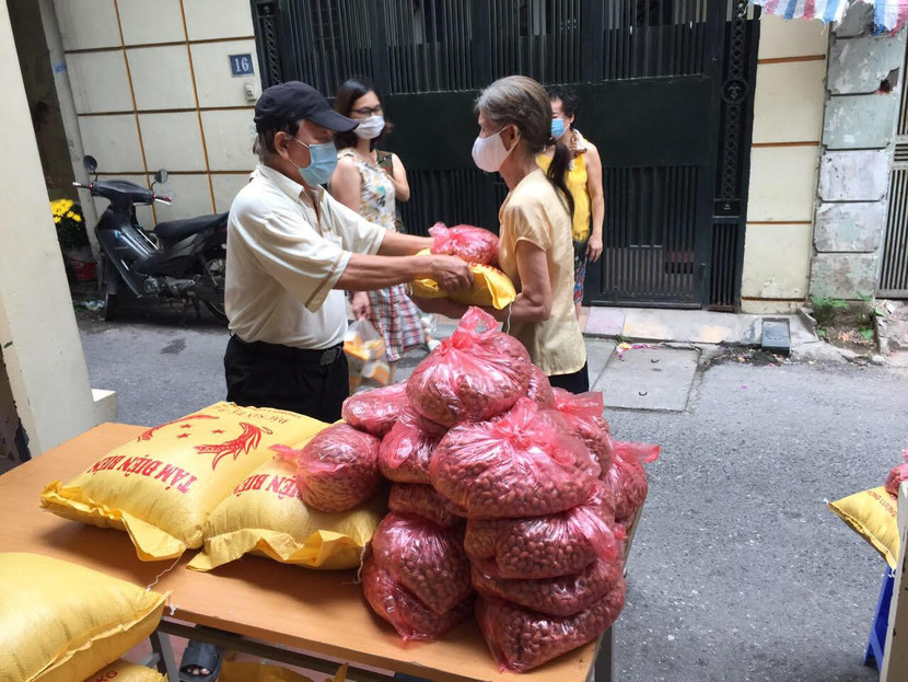 Những phần quà ý nghĩa được trao tặng các hộ dân có hoàn cảnh khó khăn, giúp họ vơi đi phần nào khó khăn để chống dịch