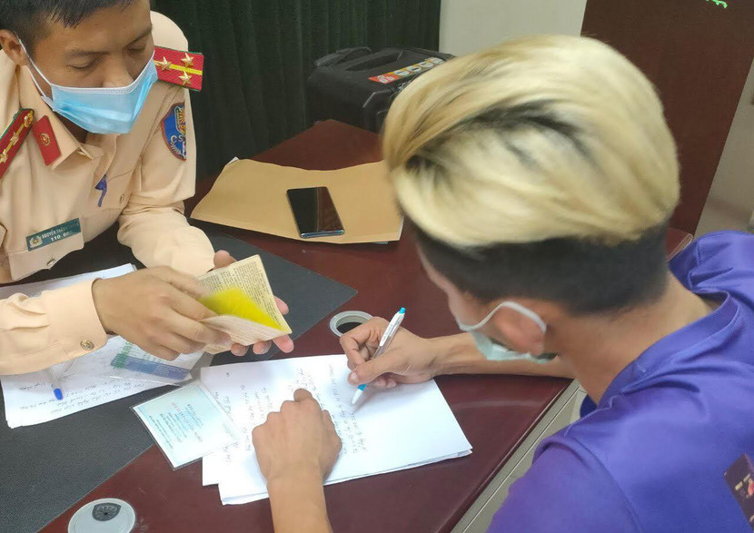 CSGT lập biên bản xử lý lái xe tải vi phạm CSGT lập biên bản xử lý lái xe tải vi phạm