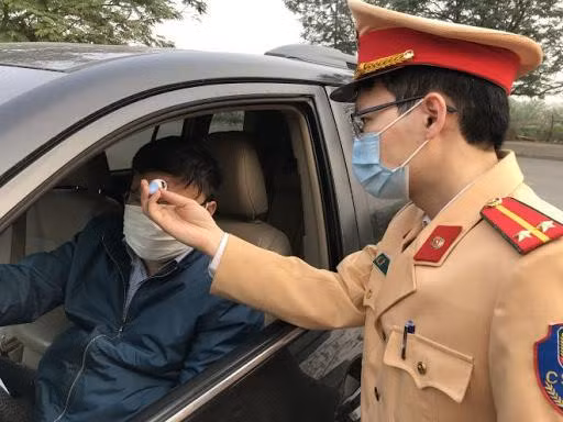 Lực lượng CSGT tăng cường phòng chống dịch trên các tuyến giao thông